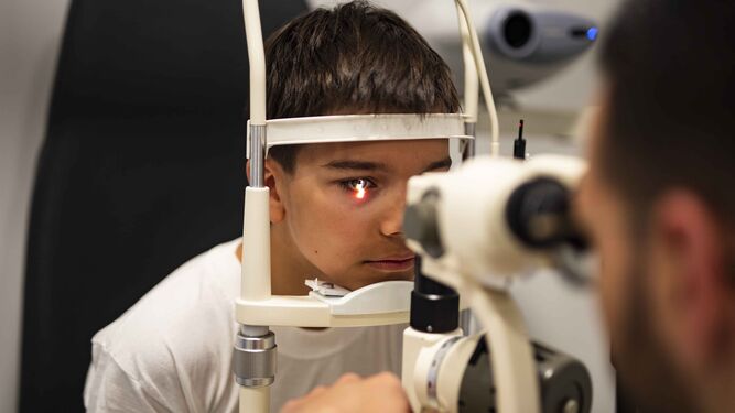 Un niño se gradúa la vista en el proceso previo para la utilización de gafas correctoras.