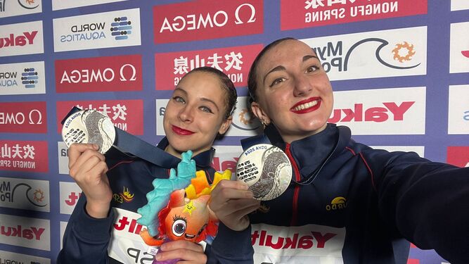 Las sevillanas Alisa Ozhogina y Marina García celebran su medalla de plata mundial por equipos.