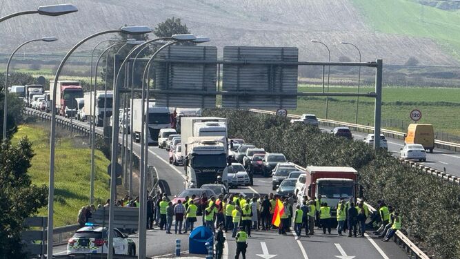 Tractorada en Huelva en directo: los agricultores cortan la autopista ante la negativa de entrar en la capital