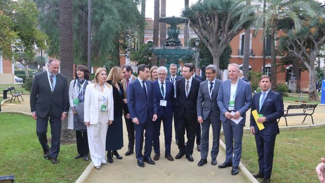 Los representantes institucionales y empresariales se dirigen al Palacio de Congresos de la Casa Colón  de Huelva.