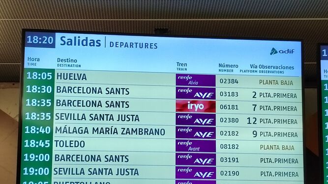 Panel de salidas con el tren de las 18:05 dirección Huelva, que no había salido cuando se cumplían las 18:20.
