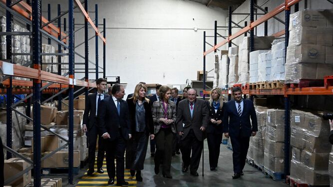 Un momento de la visita de la Reina Sofía a las instalaciones del Banco de Alimentos.