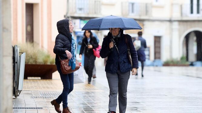 Los paraguas, protagonistas este jueves en Huelva.