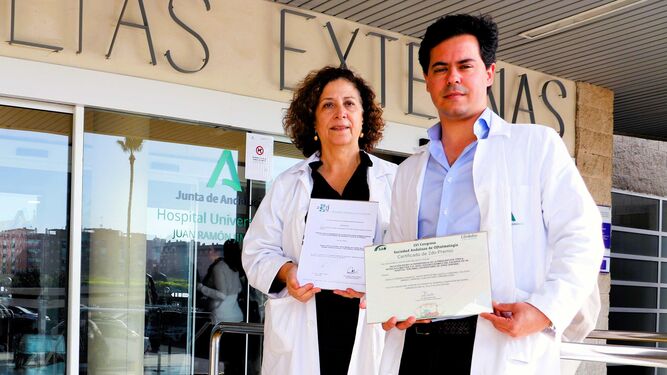 Los doctores Ignacio Pereira y Cristina Delegado, oftalmólogo y jefa de Oftalmología del Hospital Juan Ramón Jiménez, respectivamente.