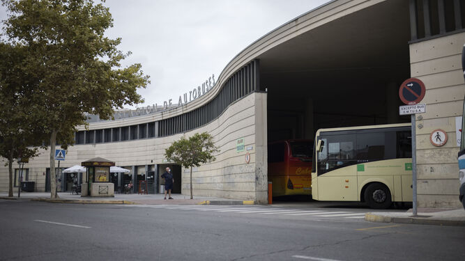Un autobús en la estación de Huelva.