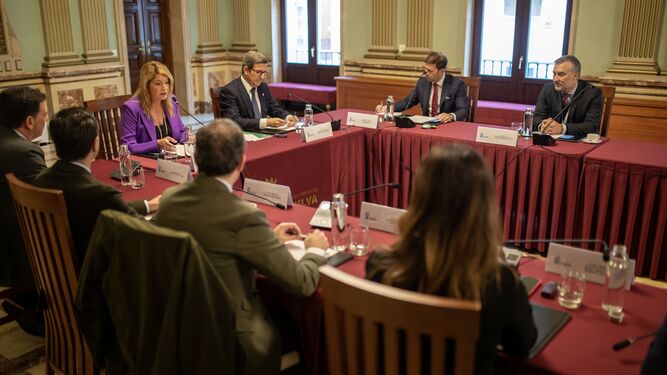 Reunión entre representantes de Siemens, el Ayuntamiento de Huelva, la Junta de Andalucía y el Puerto onubense.