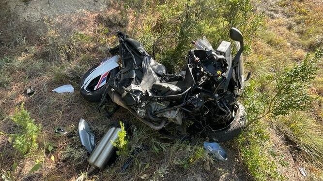 Imagen de archivo de una moto destrozada tras un accidente.