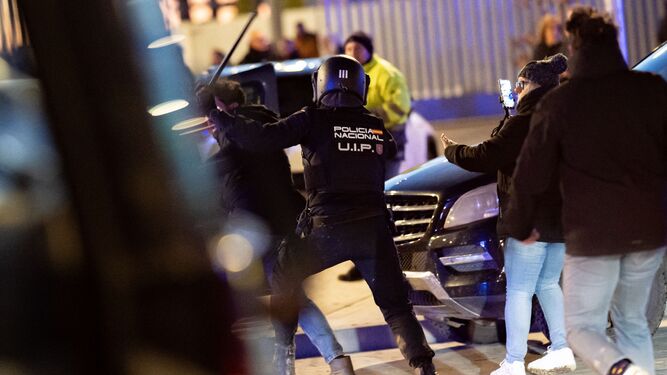 Un momento de la carga de la Policía Nacional contra los transportistas en Madrid.