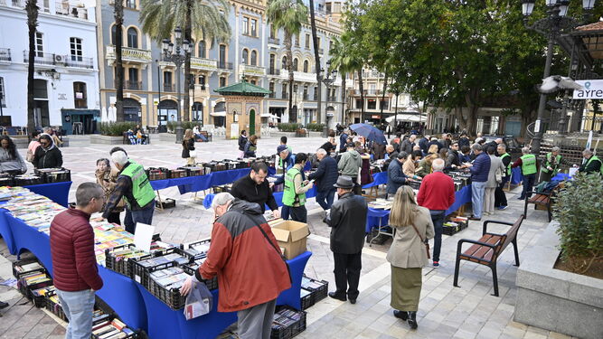 Ambiente del mercadillo solidario de Ayre, en Huelva