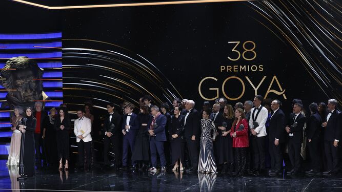 El equipo de 'La sociedad de la nieve' recibe el Goya a la Mejor Película.