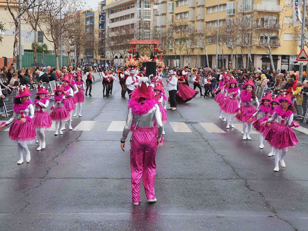 Las mejores im&aacute;genes del colorido pasacalles del Carnaval de Isla Cristina
