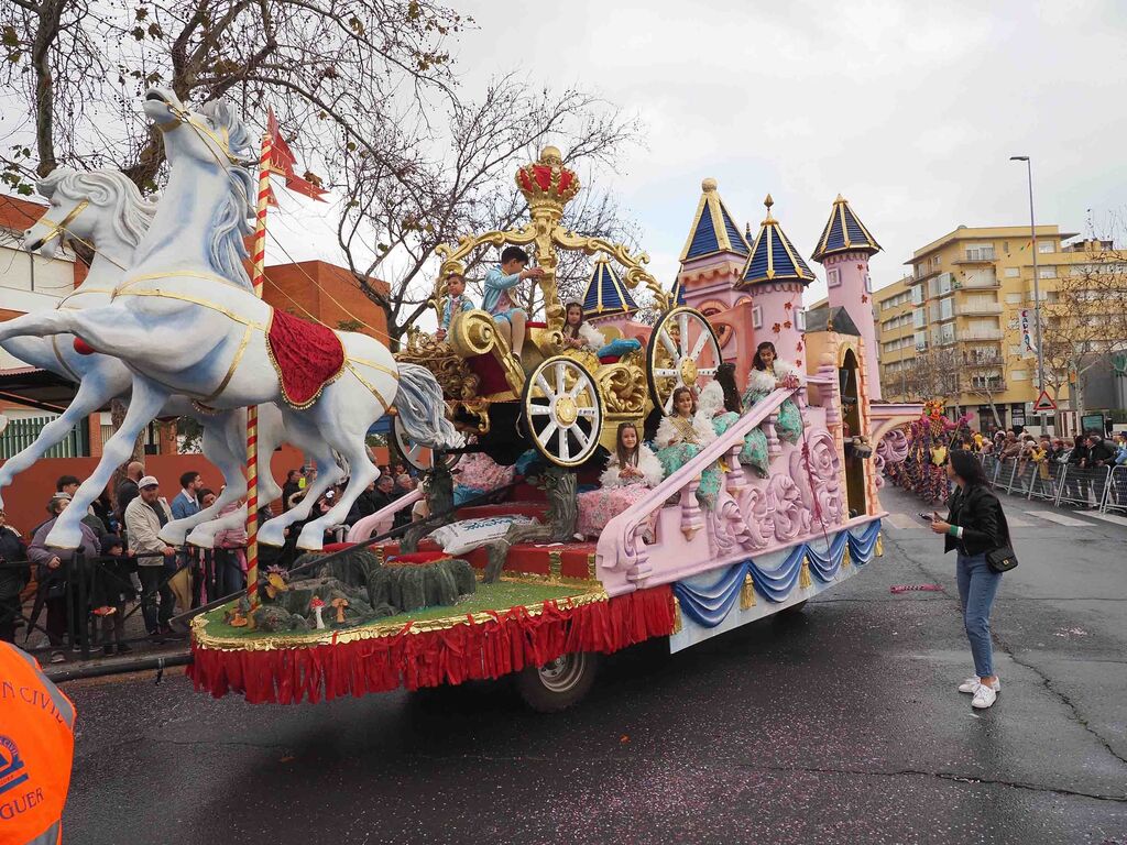 Las mejores im&aacute;genes del colorido pasacalles del Carnaval de Isla Cristina