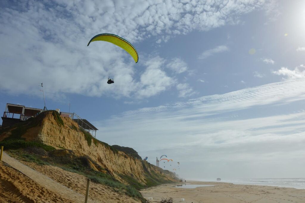 La duna de salto de parapente m&aacute;s alta de Europa est&aacute; en esta playa de Huelva