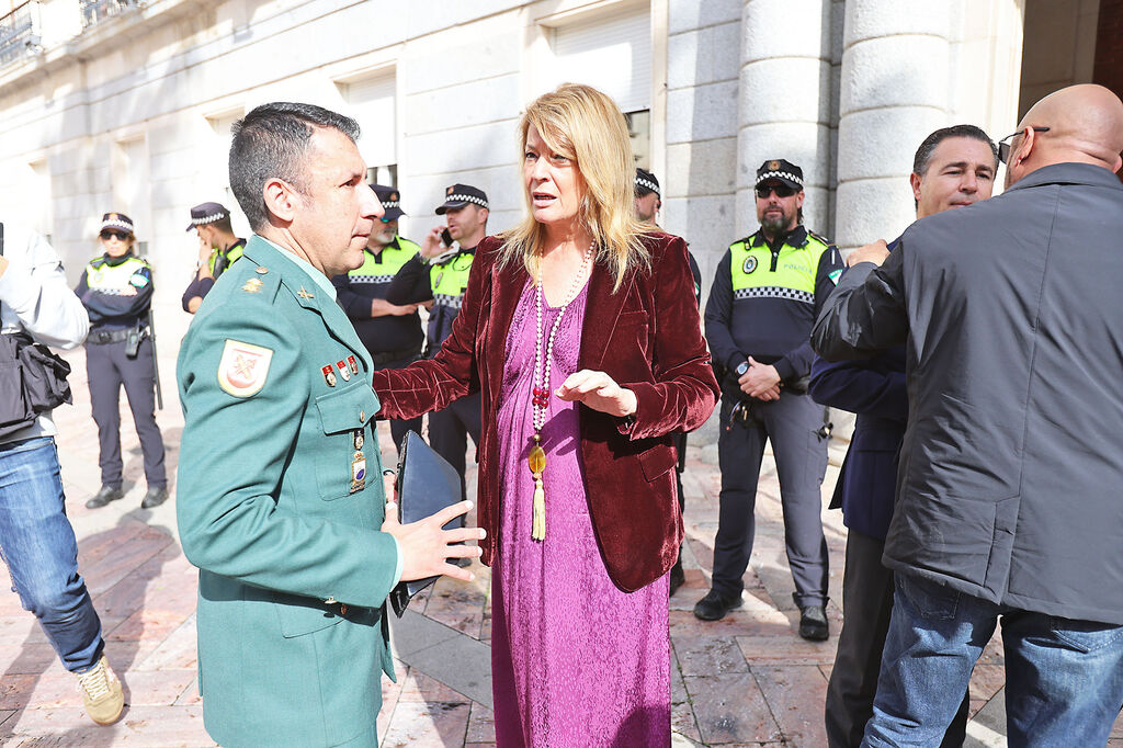 Im&aacute;genes del minuto de silencio en el Ayuntamiento de Huelva por os guardias civiles muertos en Barbate