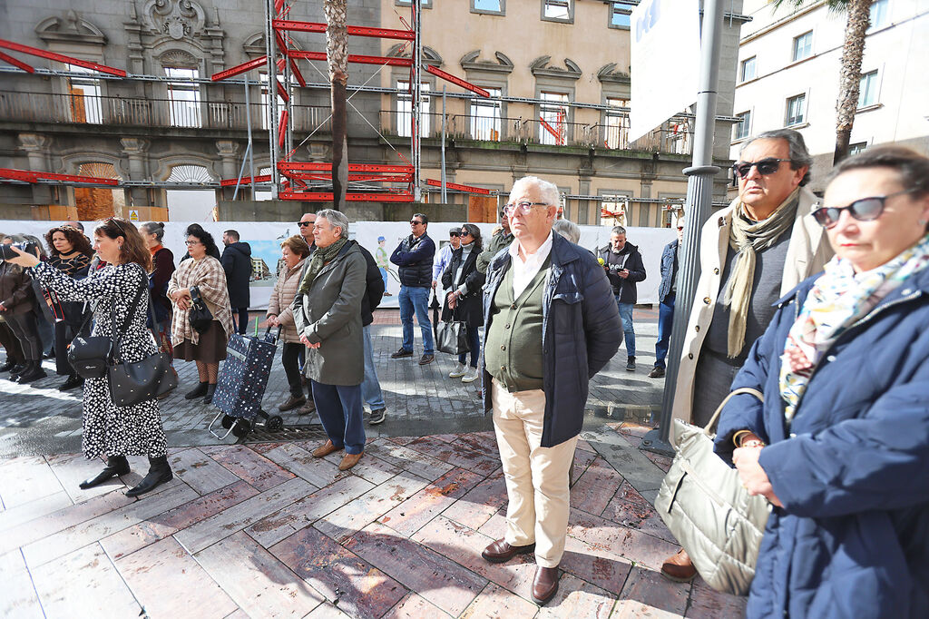 Im&aacute;genes del minuto de silencio en el Ayuntamiento de Huelva por os guardias civiles muertos en Barbate