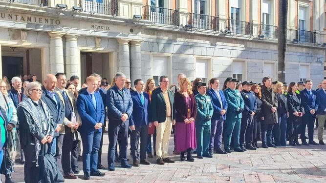 Minuto de silencio a las puertas del Ayuntamiento de Huelva