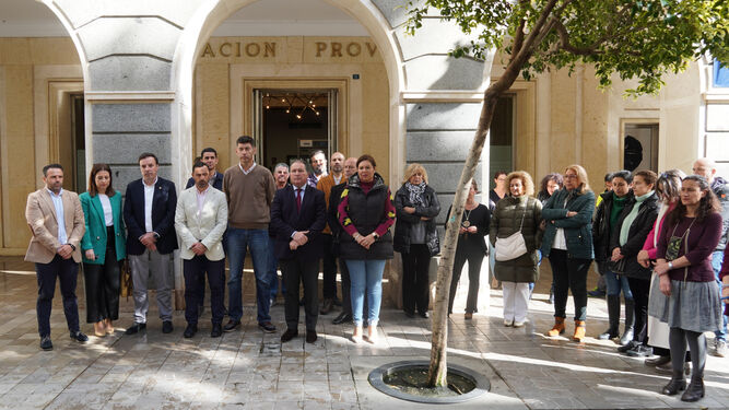 La Diputación de Huelva guarda un minuto de silencio por los dos guardias civiles fallecidos en Barbate