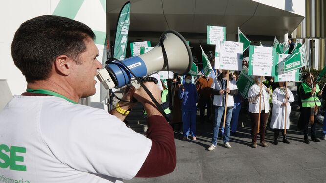 Enfermeros durante una protesta a las puertas de un hospital andaluz.