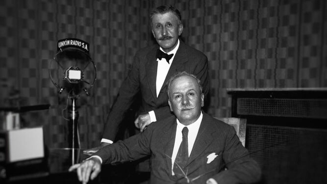 Los hermanos Joaquín y Serafín Álvarez Quintero durante una retransmisión radiofónica en los años 30.