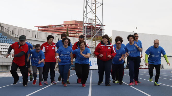 Atletas del Club Onubense de Deportes Adaptados de Huelva en el Estadio Iberoamericano