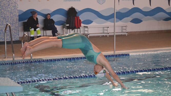 Una nadadora se lanza a la piscina en el campeonato celebrado en Torremolinos