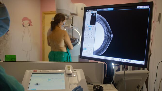 Una mujer se somete a una mamografía en un centro hospitalario.
