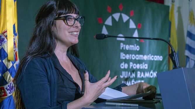 La poetisa argentina Romina Berenice Canet agradece el Premio Iberoamericano de Poesía Juan Ramón Jiménez por su poemario 'La maleza'.