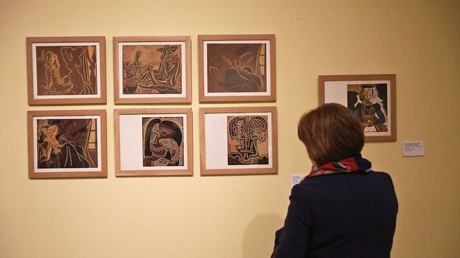 Una mujer disfruta de la exposición 'Picasso. Linograbador' en la sala El Comercial.
