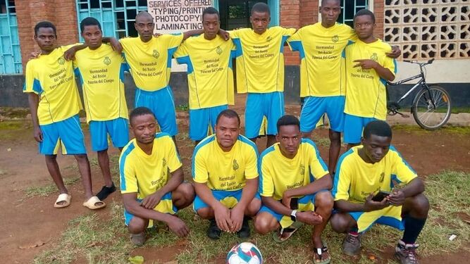 Jóvenes de Malawi con la equipación de fútbol donada por la hermandad.