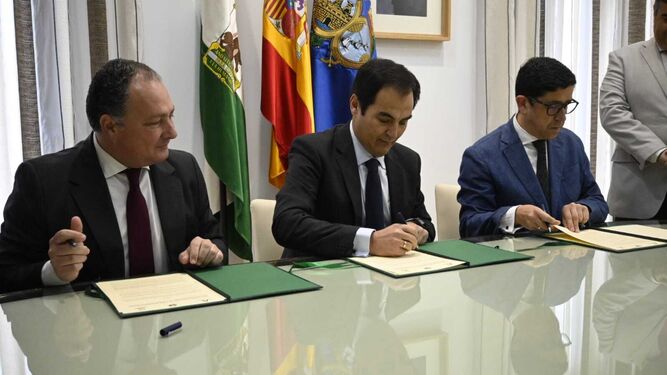 David Toscano, José Antonio Nieto y Alberto Fernández firman el acuerdo.