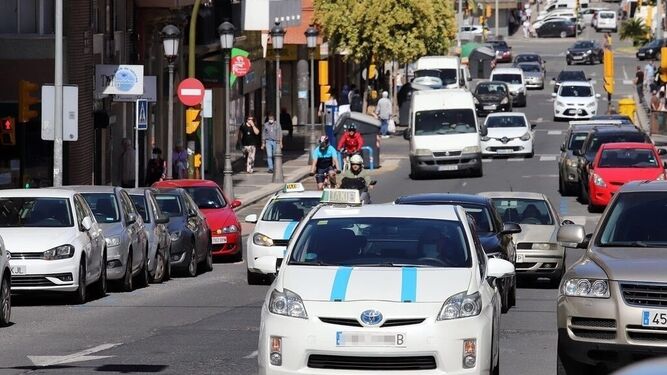 Un taxi circulando por las calles de Huelva.