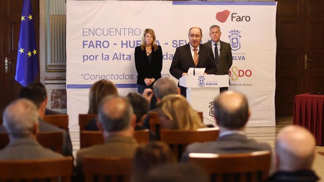 El alcalde de Faro, Rogério Bacalhau, durante su intervención en el Ayuntamiento de Huelva, junto a la alcaldesa Pilar Miranda y el regidor de Sevilla, José Luis Sanz