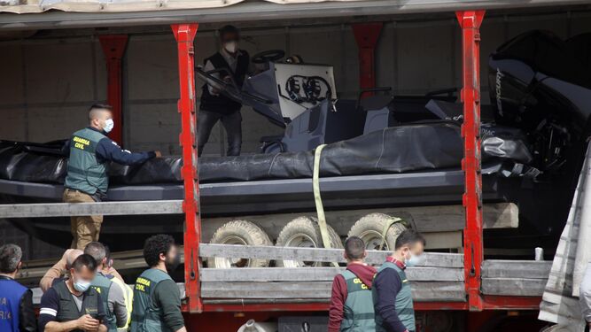 Narcolanchas encontradas en el interior de un camión en un polígono de Huelva capital hace tres años.