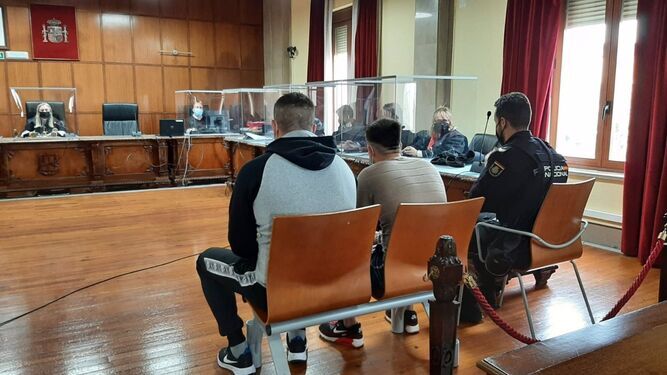 Los dos acusados de matar a un temporero en Jaén, durante el juicio.