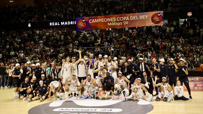 El Real Madrid celebra el título.