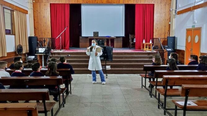 Uno de los talleres educativos de Aguas de Huelva en el colegio Salesianos de Huelva.