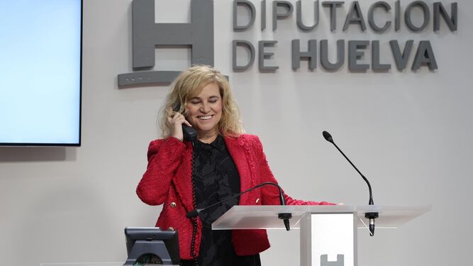 La diputada de Cultura de Diputación, Gracia Baquero, anunciando el premio a la ganadora