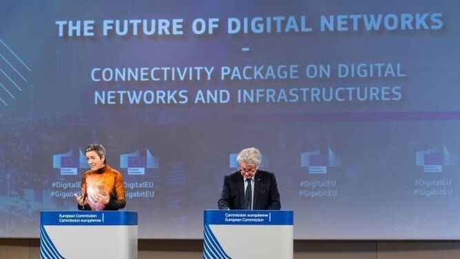 La vicepresidenta europea de Competencia, Margrethe Vestager, y el comisario de Mercado Interior y Telecomunicaciones, Thierry Breton.