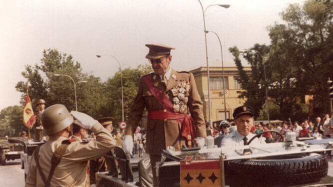 Merry Gordon, en un desfile militar.
