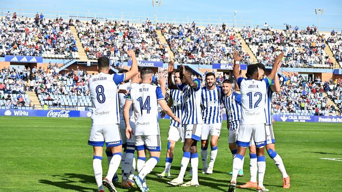 Los jugadores del Recre celebran el gol de Caye al Melilla, última victoria en el Nuevo Colombino.