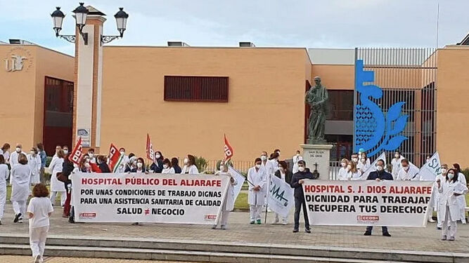 Protesta de sanitarios a las puertas del Hospital San Juan de Dios del Aljarafe.