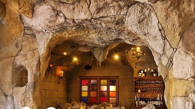 Comer dentro de una cueva es posible en este restaurante de Aracena