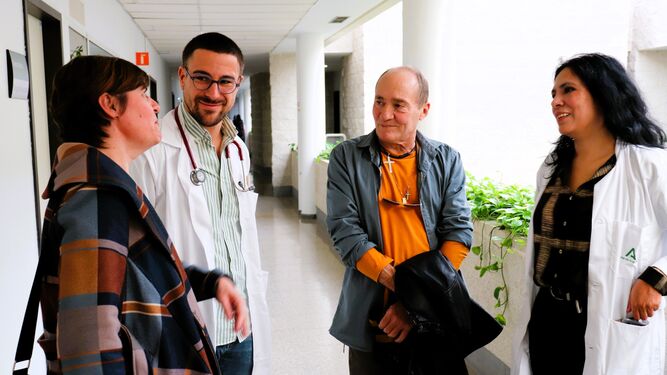Francisco García junto a la doctora Mary Trini Peralta, jefa de Cirugía Vascular del hospital Juan Ramón Jiménez y al doctor Jaime Díaz, internista.
