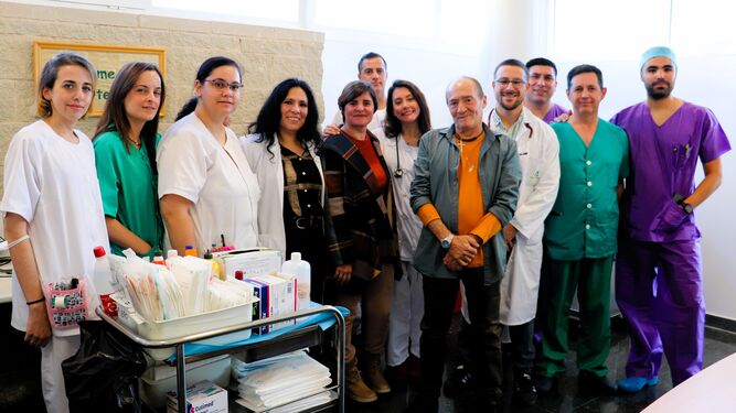 Profesionales del hospital Juan Ramón Jiménez reciben a un ya recuperado Francisco García.