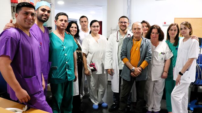 Profesionales del hospital Juan Ramón Jiménez reciben a un ya recuperado Francisco García.
