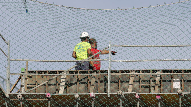 Dos operarios de la construcción en un edificio.