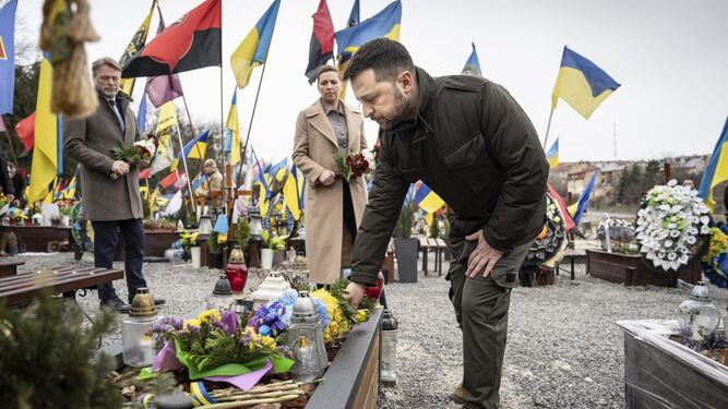 Zelenski honra a los fallecidos por la guerra en un cementerio de Kiev