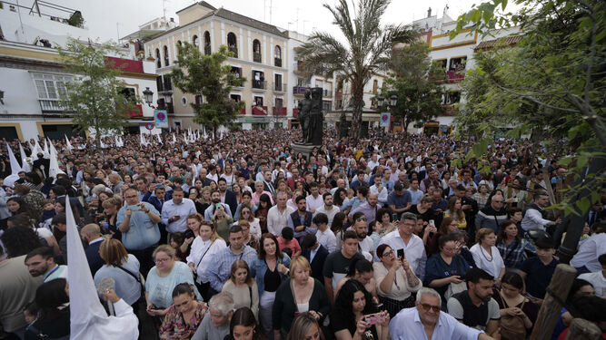 Público agolpado en la Plaza de San Lorenzo el pasado Martes Santo para la salida de la Bofetá.