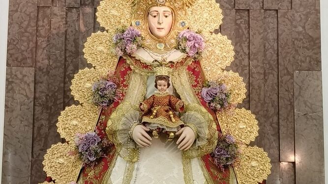 La Virgen del Rocío de Albacete porta un rosario en su mano derecha.