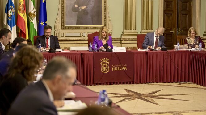 La alcaldesa de Huelva, Pilar Miranda, en un momento del Pleno.